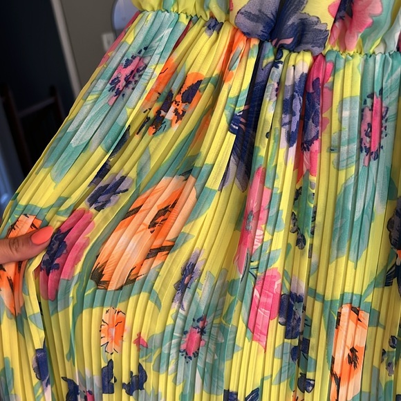 Boohoo Yellow Pleated Dress - Picture 3 of 4